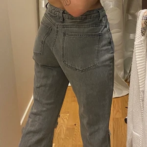 Jeans - Gråa jeans med slitningar på knäna från shein. Storlek xs men skulle säga att dem mer är som S. Lite långa på mig som är 160 cm