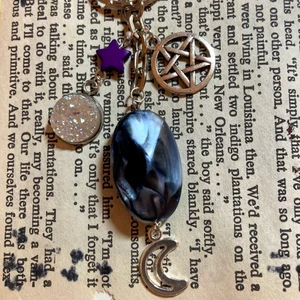 Celestial Nyckelring  - Handgjord nyckelring att pimpa dina nycklar med eller varför inte en väska? Vanliga frimärken går på 13kr. Se sista bild för allmän info ❤️