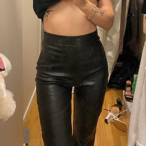 Läderbyxor  - Skinn/läderbyxor från Nelly med dragkedja på sidan och slits nertill. Lite långa för mig som är 160cm men annars jättefina! 