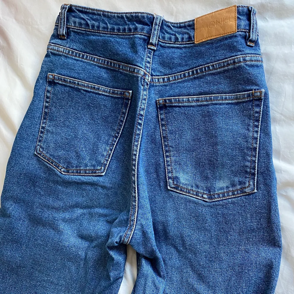 Mörkblåa jeans från Monki i superfint skick! Korta i modellen så passar dig som är 160 cm eller kortare, annars är dom ankellånga! Waist 25. Jeans & Byxor.