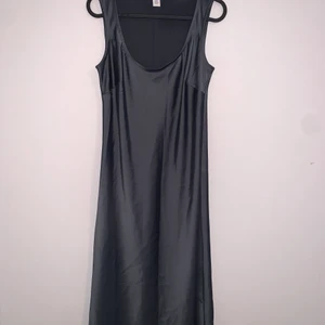 Calvin Klein satin dress - Sleek and shiny dark blue-grey Calvin Klein dress, in between a midi and a maxi this dress is super flattering and comfortable. Superficial damage on the right bum area, (photo 3) hardly noticeable in normal light , fits as a size small