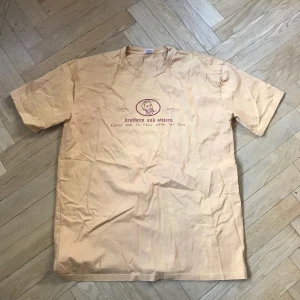 Fucking awesome t shirt - T shirt av märket fucking awesome storlek xxl väldigt stor snygg tryck och snygg tröja jätte bra