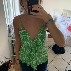 Så söt mango topp - Säljer denna topp/ blus från mango! Som jag aldrig har använt, köptes för 300kr i somras💞