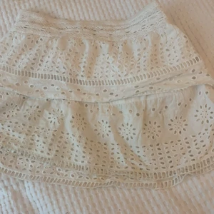 Zara kjol  - Jättefin vit zara kjol passar mig som är lång och har s/xs i vanliga fall💗