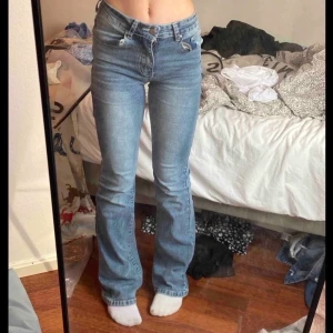 Jeans med coola fickor - Snygga jeans med detaljer på fickorna. 