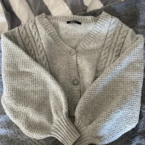 Gina tricot strl s - En varm fluffig kofta från Gina tricot, perfekt till vintern. använd! (Nypris 349 kr)