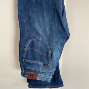 Lee bootcut  - • Lee jeans med bootcut. Mellanhöga i midjan, stretchiga.  • Storlek W25 L31.  • Använda någon enstaka gång bara, mycket fint skick! Kan skicka fler bilder! 😊