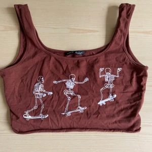 Topp - Brunt linne/topp. Det är tyvärr förstort för mig men jag kan nog hitta nån bild med den på om nån vill. Kontakta vid frågor!