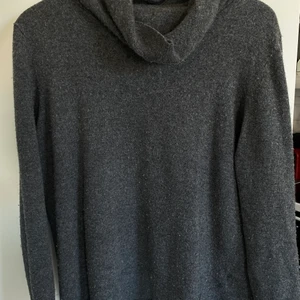 Cashmere tröja  - Super skön och mysig cashmere tröja, perfekt till vintern. Mörkgrå färg med lång  hals som vicker sig fint mot bröstet! Är i storlek L men passar mig som bör S om man vill att dne ska sitta lite pösigt. Skicka bild för fler bilder! 