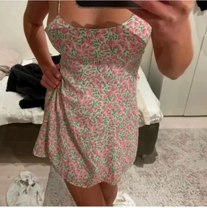 Zara klänning  - Säljer den här finaste klänning 