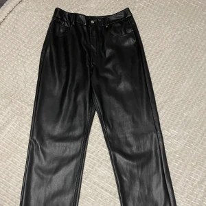 Raka skinnbyxor - Raka skinnbyxor från Gina, sitter över ankeln för mig som är 164cm. 