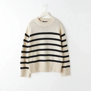 Stickad tröja - En fin stickad tröja från Gina tricot i jättebra skick (som ny).💕 storlek Xs men passar också S. Köptes för 359 kr men säljer för 200. Skriv för fler bilder på tröjan💖 