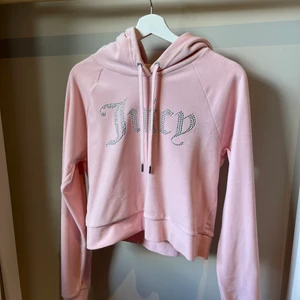 Juicy couture - Hoodie i sammet från juicy couture med strasstext. Storlek M men mer som en XS/S. Därav är den oanvänd