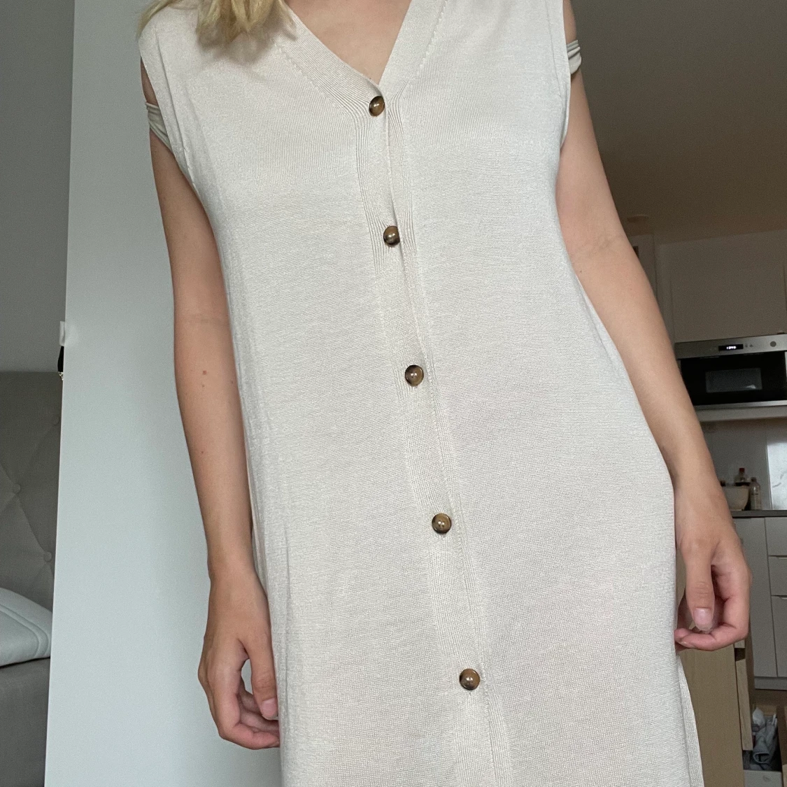 stickad klanning med knappar - 91