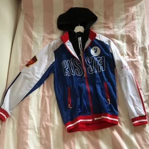 Yurio från Yuri om Ice!! Cosplay - Säljer min cosplay jacka då jag inte gillar hur jag såg ut i cosplayn och har gått ut ur fantomen, använd 2 gånger  Jag kan mötas upp runt Jönköping annars står köparen för frakt  Den är lätt fodrad, lätt att ta bilder i kyla