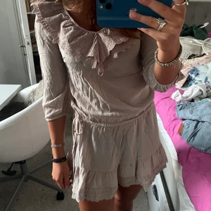 Klännig!! - Säljer denna snygga klänning efter som jag upplever att den tyvärr är för kort på mig som är 172💕