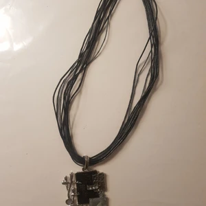 Halsband  - Vackert halsband. Oanvänd 