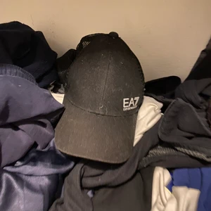 Ea7 keps - En Ea7 keps lite smutsig köpt för 600kr. Säljer för 200kr inclusive frakt