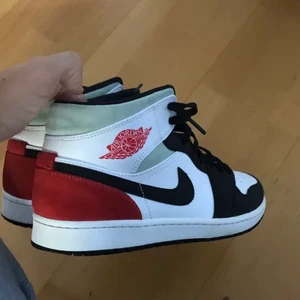 Air jordan 1 mid SE Black Toe - Ett par knappt använda🖤 Black Toes🖤 som ser extremt fräscha ut. Nypris 2200:- men säljer för endast 1100:- då jag är i behov av pengar. Kom pv om du har fler frågor.  Pris kan sänkas vid snabb affär😊