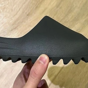 Adidas ”Yeezy” slides ”Onyx” - Ett par nästan helt nya yeezy slides i storlek 42, har använt 2 gånger och säljer för tycker helt ärligt inte de är så snygga. Men för rätt person är detta en deal du inte vill missa 
