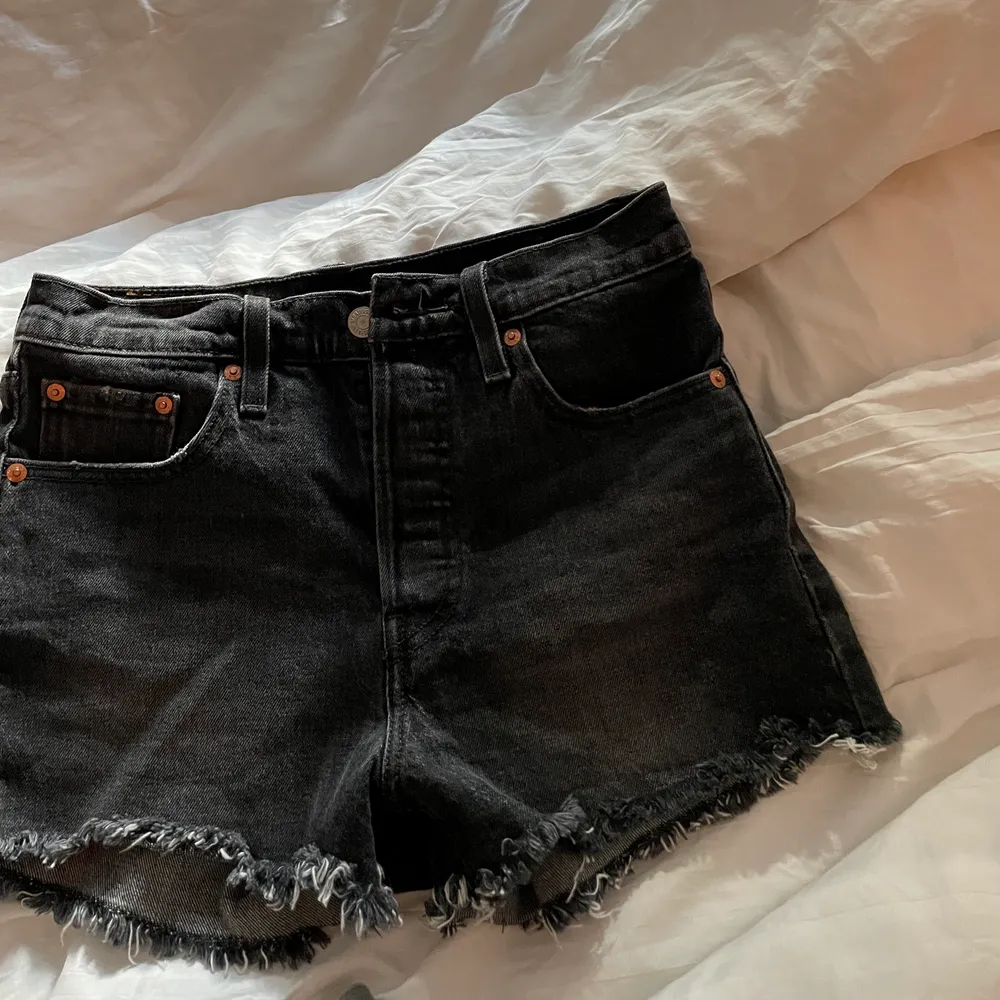 Jättesnygga jeansshorts från Levis. Köpa för ungefär 2 år sedan men har knappt använts. 👖. Shorts.
