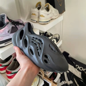 Yeezy foam runners ”onyx” -  Tja säljer dessa  Ds helt nya Storlek 42 1300kr