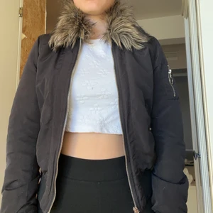 Svart bomberjacka med päls  - Svart bomber jacka med päls i kragen. Tvättas innan köp. Köparen står för frakten.