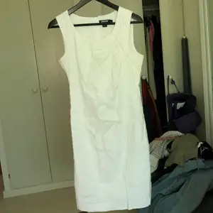 Vit klänning i linne från märket DKNY. Köpt second hand. Står storlek 4 men motsvarar ca 34/36. 