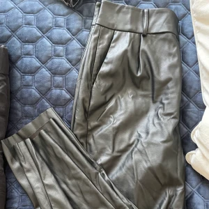 Läderbyxor - Storlek 42. Använda, men i bra skick. Lite loose fit 