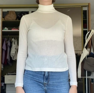 Vit turtleneck - aning genomskinligt material som synns på bild. Köparen står för frakt men möts gärna upp i GBG🙌
