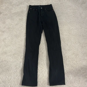 Zara jeans - Säljer mina svarta jeans från Zara då dom längre inte passar tyvärr, knappt använda💗 storlek 34 hör av dig om du är intresserad 💗
