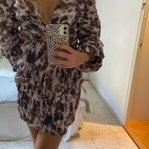 Klänning - Fin klänning i nyskick. Använd endast en gång. Fin passform! Bara att skicka ett meddelande vid intresse eller frågor. 🤍