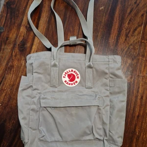 Fjällräven  - Kåken Totepack grå Axelväska & ryggsäck i ett Plats för dator / sittunderlag Mycket fint skick 