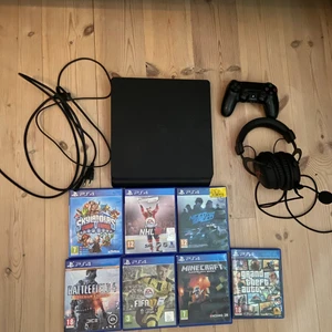 PS4 slim - Tjenare jag säljer mitt ps4 slim, alla sladdar följer med förutom laddarsladden. Sen får man med ett nästan helt nytt hyper x headset. Alla spel följer med också. Sen en kontroll som fungerar men har en lös del i kontrollen. Skicka pm vid frågor/ funderin