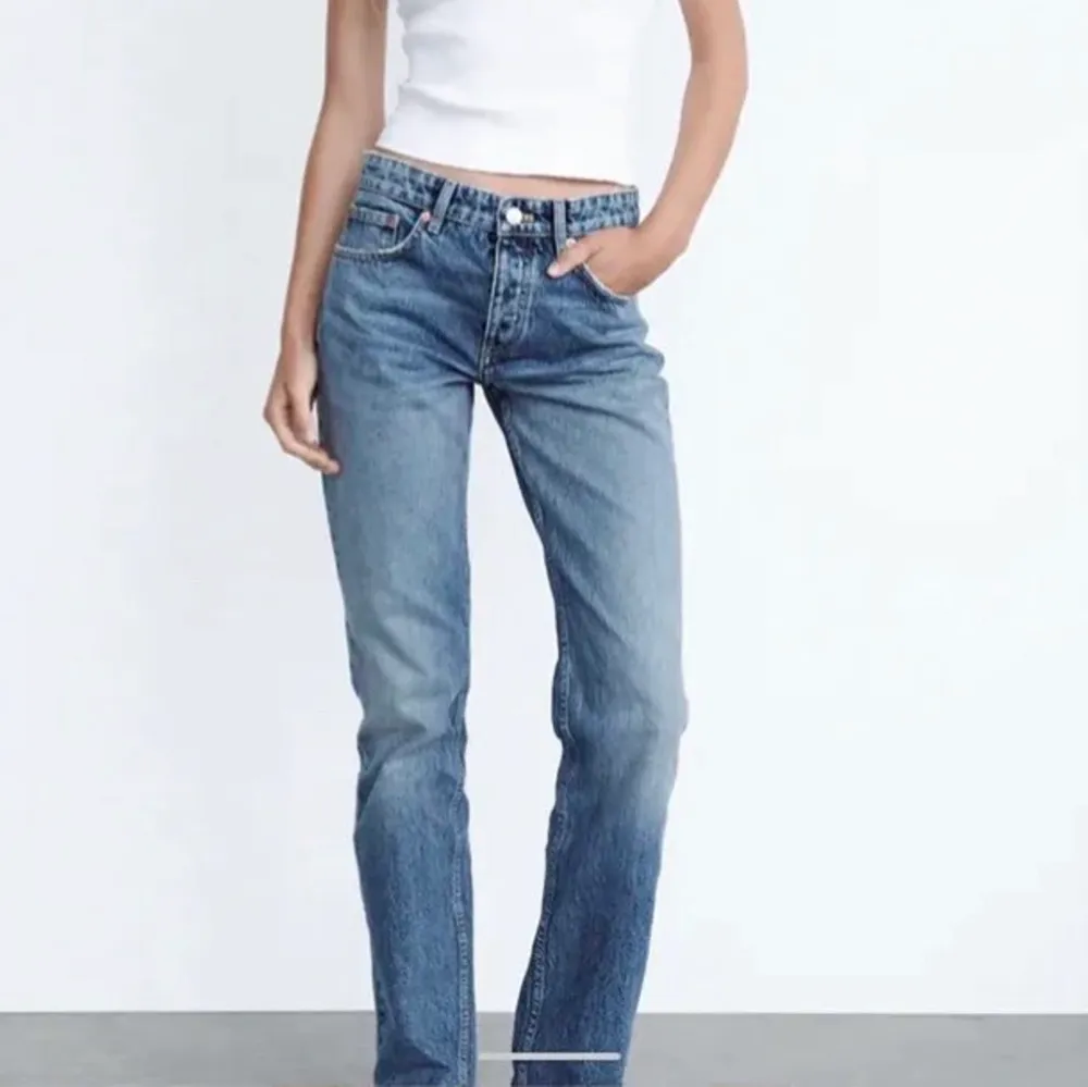 Säljer dessa fina zara jeans. Dem har inga defekter. Vill ni ha fler bilder så är det bara att höra av sig!💕. Jeans & Byxor.