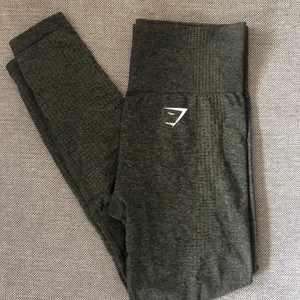 Mörkgröna tights från gymshark 250kr - Mörkgröna tights från gymshark i bra skick, nypris 500kr