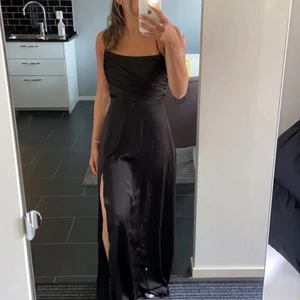 Svart balklänning - Jättefin svart balklänning, säljer pga för kort på mig som är 171cm (förra säljarens bilder), spårbar frakt 57kr🥰💕