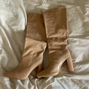 Bruna boots - Ett par fina glansiga bruna boots i storlek 41 men skulle säga att storleken är 39-40. Skorna är helt oanvända då de är lite för små för mig. Finns ingen dragkedja men får att ”knögla” om man har lite större vader.