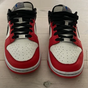 NIKE DUNK LOW NBA 75TH ANNIVERSARY CHICA - Jag säljer min dunks, använda Max 2 gånger så skicket är näst intill nytt, box inkommer, har tyvär slängt kvittot dock.           Skorna är köpta för 2200 av mig, även öppen på byten på vissa skor 