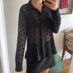 Blus  - Superfin blus med stjärnor. Storlek 40, men sitter även fint på mig som brukar ha S. 