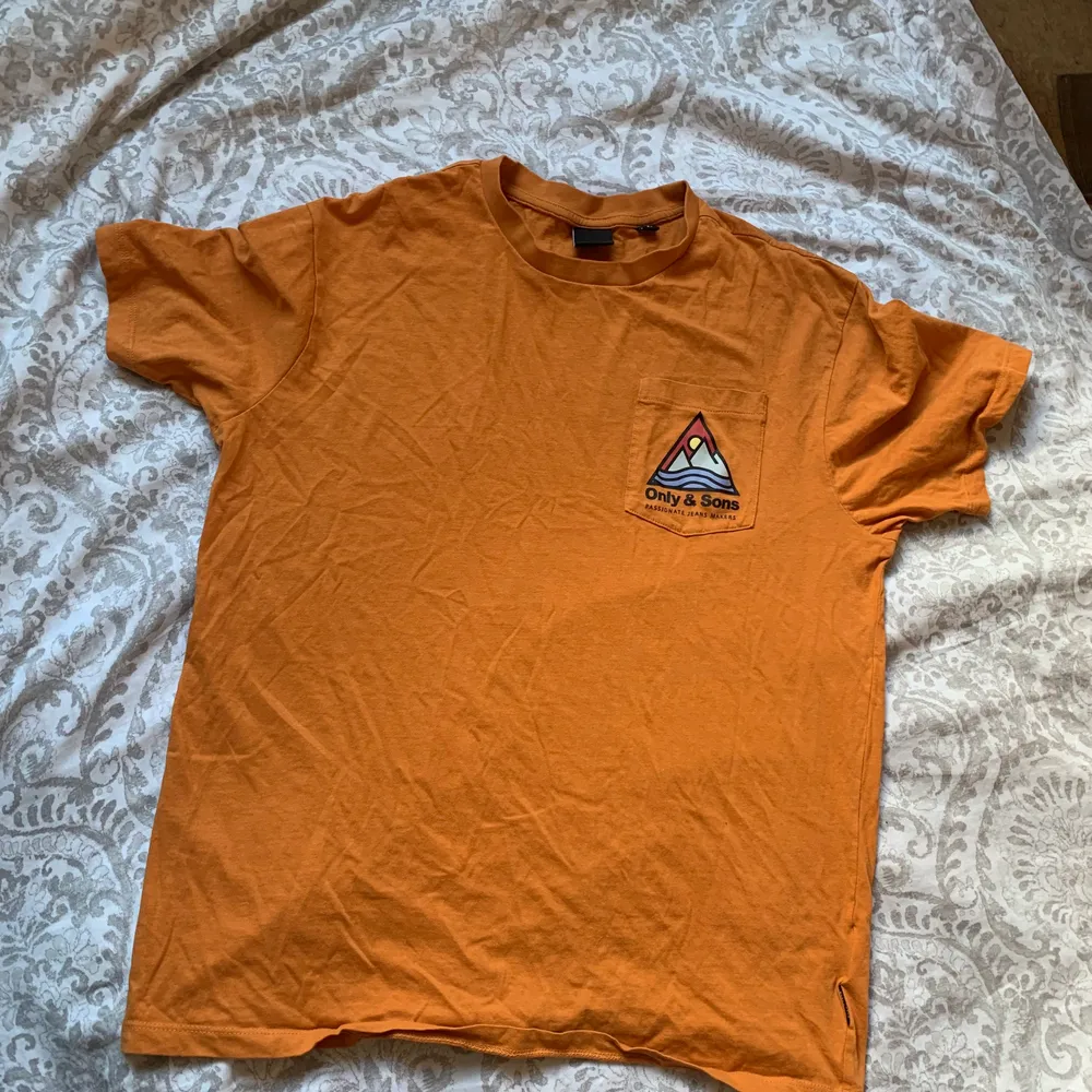 Orange t-shirt with logo. Unisex, size s. T-shirts.