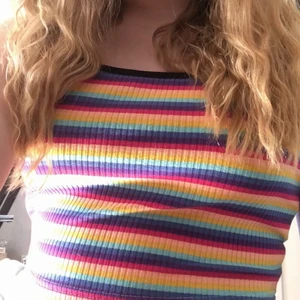 Regnbågs topp från SHEIN storlek xs - Säljer detta linne på grunda av att det inte används. Kontakta privat för frågor💞