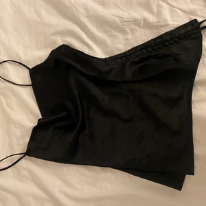 Topp från boohoo - Man kan justera toppen med 2 band som finns på sidan