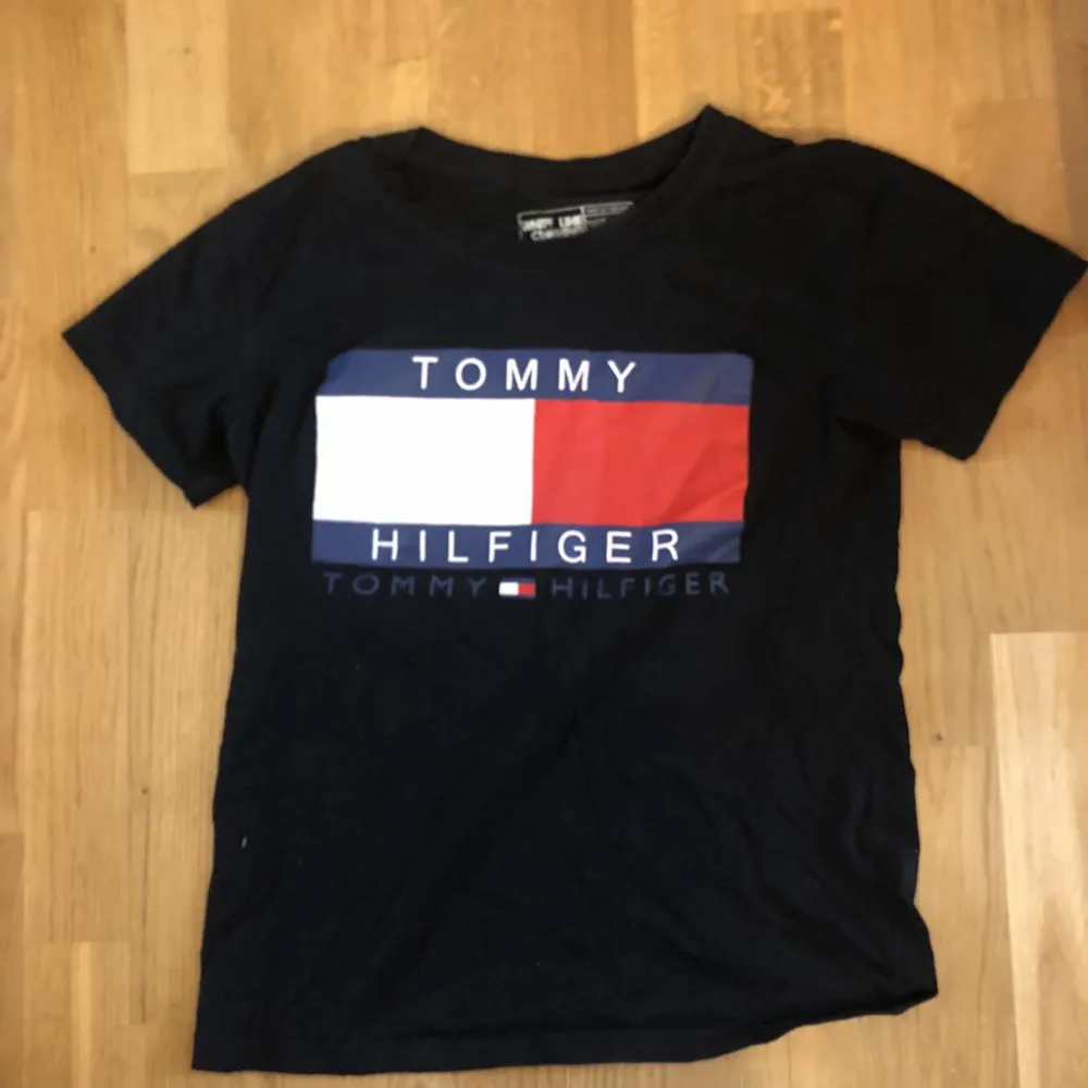 En svart Tommy hilfiger T-shirt i st s. T-shirts.
