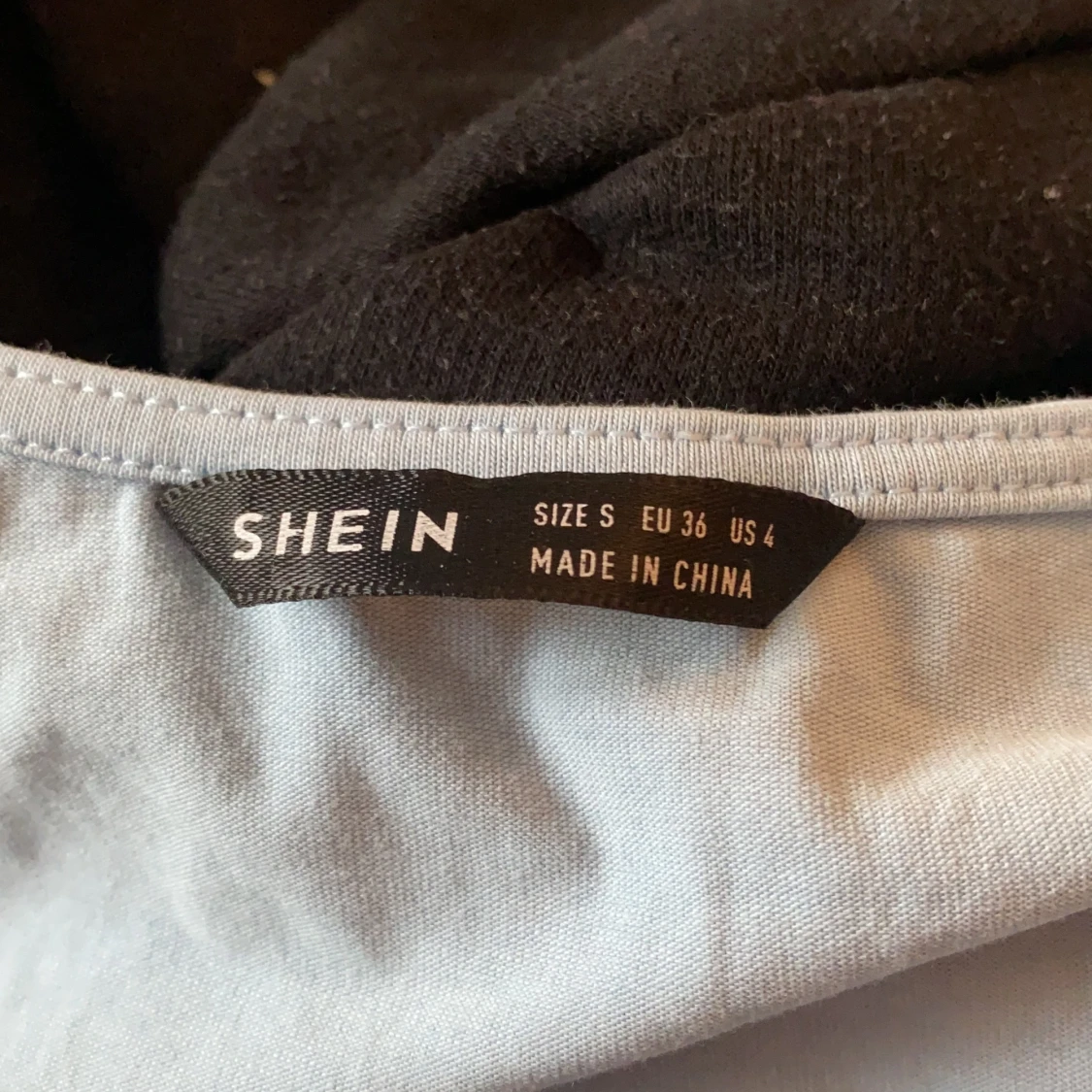 ljus blå långärmad tröja