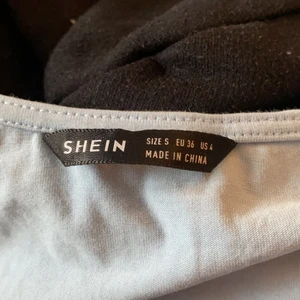 ljus blå långärmad tröja - andvända få gånger