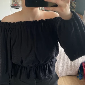 Tröja från H&M - Tröja i fint skick och använd fåtal gånger! En XS men passar på S! Kunden står för frakten💖💖