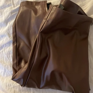 Bruna skinnbyxor - Säljer dessa bruna skinnbyxor, har två par så säljer ens. Denna är i strl S och har en slits längst ner💓