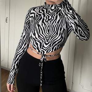 Säljer min zebra tröja i storlek M, passar på mig som är en s i vanliga fall, aldrig använd. Köparen står för eventuell fraktkostnad. #zebra 