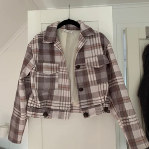 Vårjacka - Snygg rutig lite croppad vårjacka! Använt fåtal gånger så den är i bra skick! Storlek UK 8, skulle säga att den passar 34-36! 💙